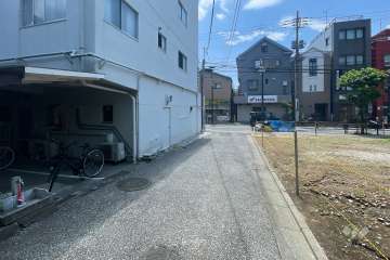 敷地の西側前面道路（北側から）