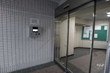 エントランスはオートロック付きです。
