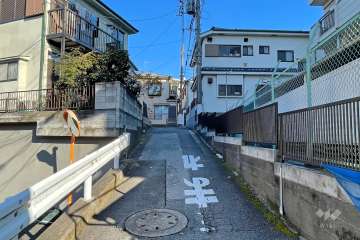 敷地北側の前面道路（西側から）