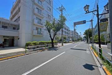 敷地の北側前面道路（東側から）