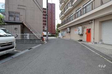 敷地の東側前面道路（北側から）