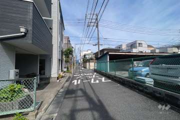 敷地の北側前面道路（東側から）