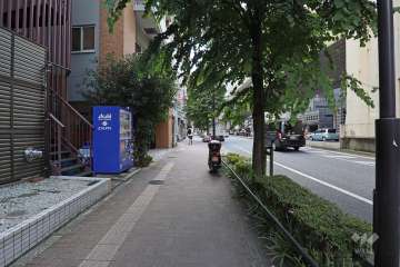 敷地北西側の前面道路（北東側から）