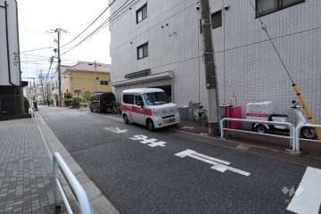 敷地北東側の前面道路（北西側から）