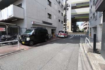 敷地北東側の前面道路（南東側から）