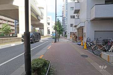 敷地北西側の前面道路（南西側から）