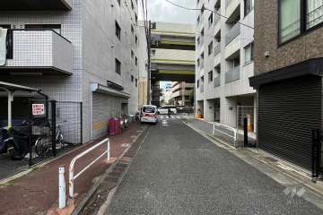 敷地北東側の前面道路（南東側から）