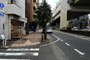敷地北西側の前面道路（北東側から）