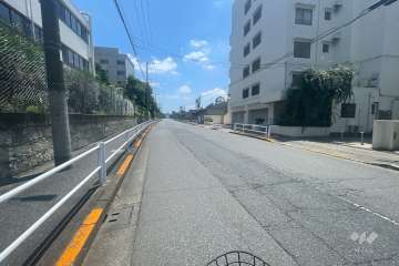 敷地の北側前面道路（西側から）