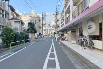 敷地北側の前面道路（西側から）