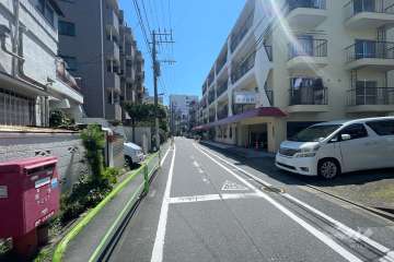 敷地北側の前面道路（西側から）