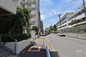 敷地北東側の前面道路（南東側から）