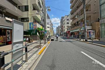 敷地の南側前面道路は旧中山道です（西側から）。