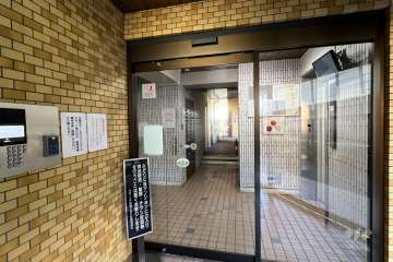 エントランスはオートロック付きです。