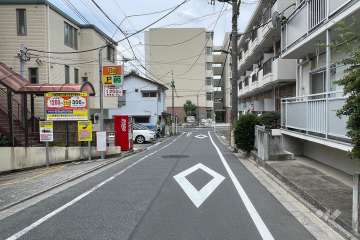 敷地の南側前面道路（東側から）