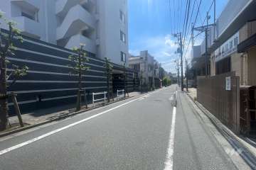 敷地の北側前面道路（東側から）