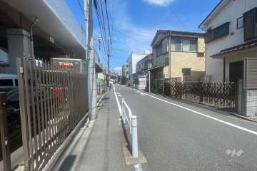 敷地の北側前面道路（西側から）