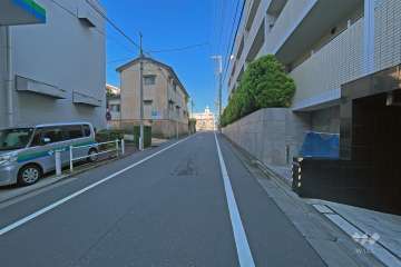 敷地の南側前面道路（東側から）