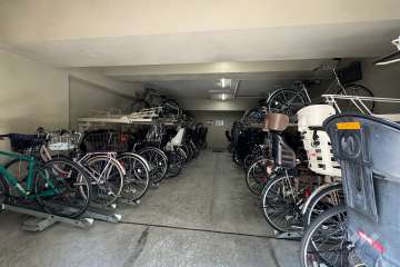 屋内に設けられた駐輪場