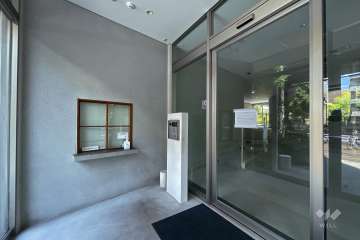 エントランスはオートロック付きです。