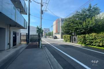 敷地東側の前面道路（南側から）