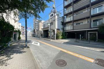 敷地の北側前面道路（西側から）