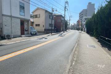 敷地の北側前面道路（東側から）