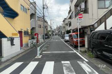敷地南側の前面道路（東側から）