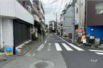 敷地南側の前面道路（西側から）