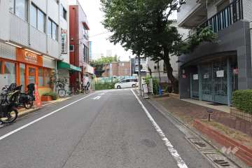 敷地の南東側前面道路（北東側から）
