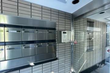 エントランスはオートロック付きです。