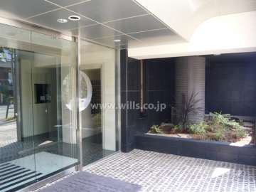 エントランス前にある坪庭。