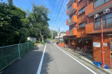 敷地の北側前面道路（西側から）