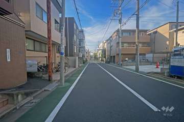 敷地の東側前面道路（南側から）