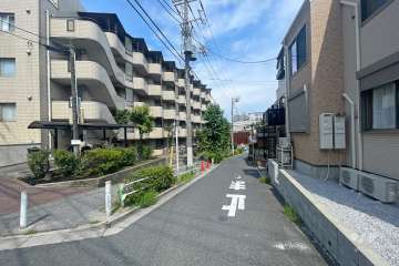 敷地北東側の前面道路（南東側から）
