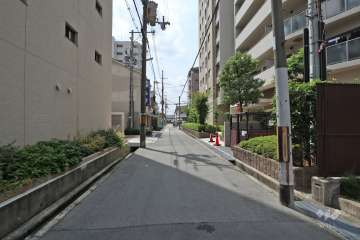 敷地西側の前面道路（北側から）