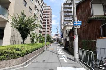 敷地西側の前面道路（南側から）