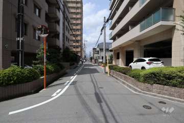 敷地南側の前面道路（東側から）