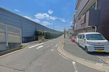 敷地の東側前面道路（南側から）