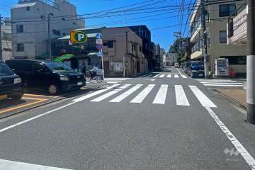 敷地東側の前面道路（北側から）