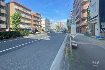 敷地の北側前面道路（西側から）