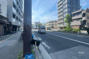 敷地の北側前面道路（東側から）