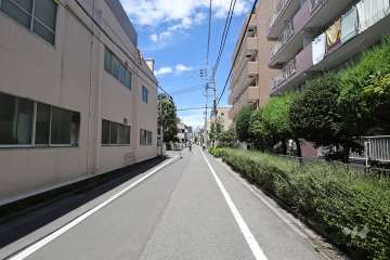 敷地南側の前面道路（東側から）