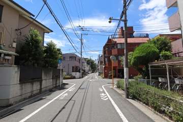 敷地東側の前面道路（北側から）