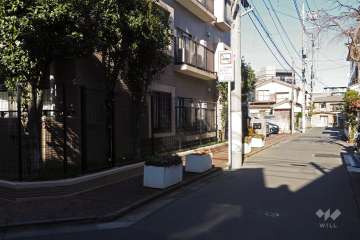 敷地東側の前面道路（南側から）