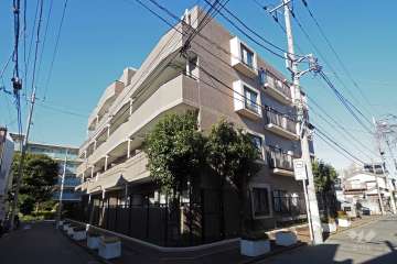 ファミール成増の外観（南東側から）