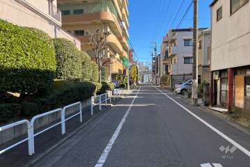 敷地西側の前面道路