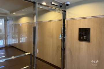 エントランスはオートロック付きです。