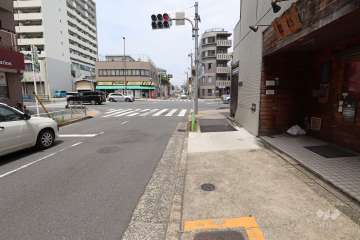 敷地の北西側前面道路（南西側から）