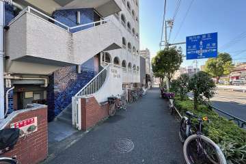 敷地の北側前面道路（東側から）